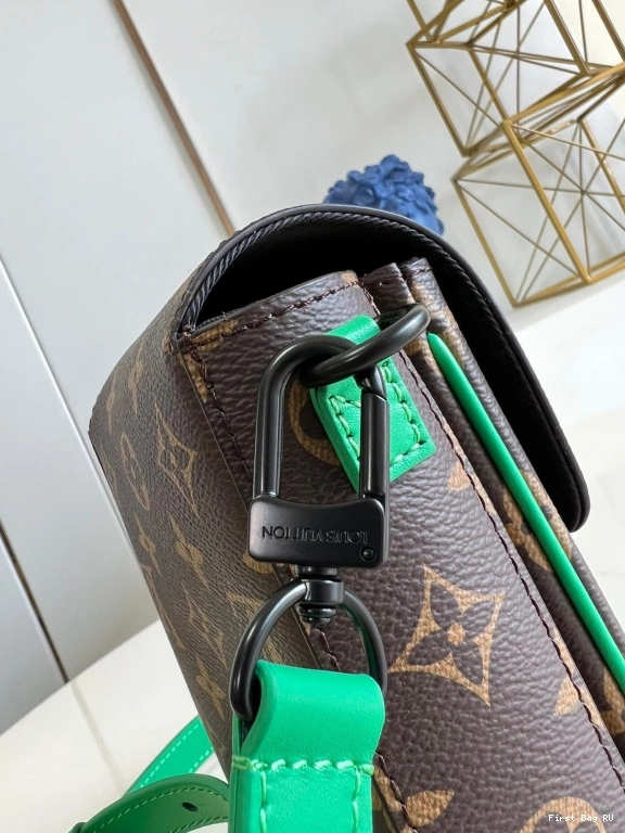 First bag LOUIS VERTICAL WALLET VUITTON S-LOCK WEARABLE 0814